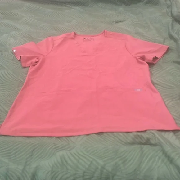 Figs mauve two pocket scrub top. Excellent condition. - Picture 5 of 9
